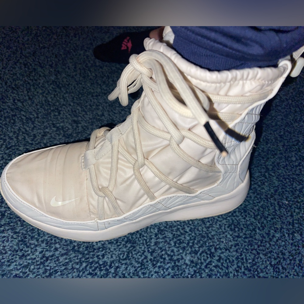 Women's White Nike High-Top Book! - Picture 2 of 5